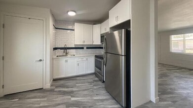 Building Photo - 1/2 Off First First Month! Luxury 2 Bed Ap...