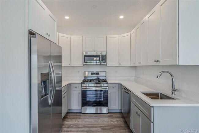 Building Photo - 725 Eastview Dr