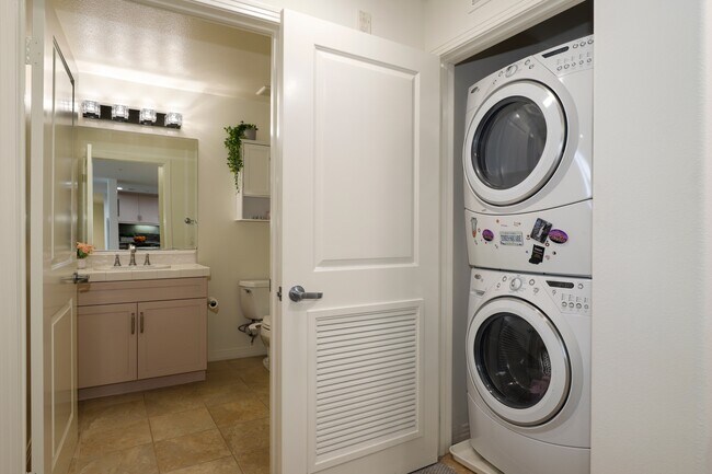 Building Photo - 931 E Walnut St