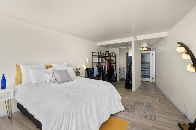 Building Photo - 700 E Ocean Blvd