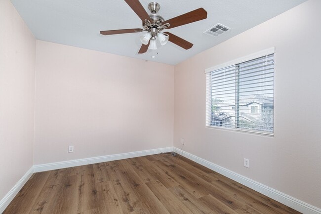 Building Photo - HUGE 5 BEDROOM, 3 BATH 2 STORY HOME IN GATED COMMUNITY NEAR SOUTHERN HIGHLANDS