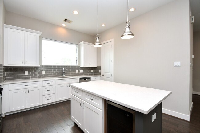 Building Photo - 1146 Wycliffe Dr