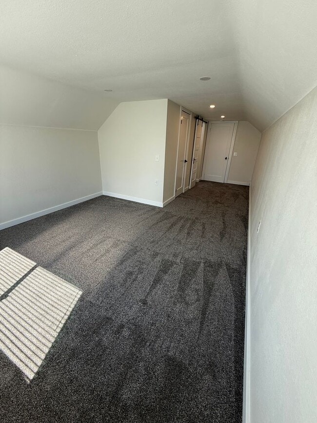 Building Photo - Newly Remodeled 3 Bed/2 Bath in North Bend