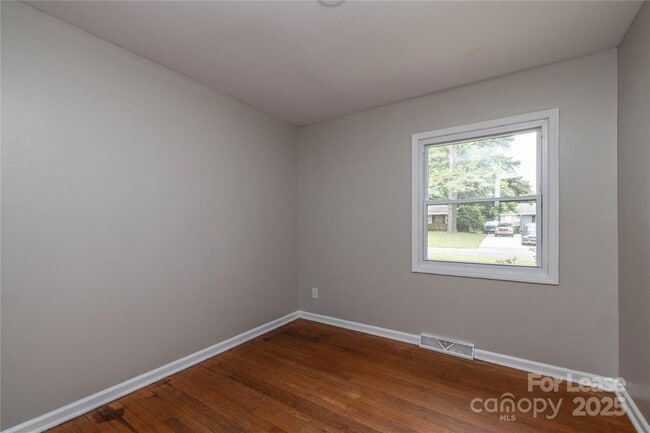 Building Photo - 4438 Gainsborough Rd
