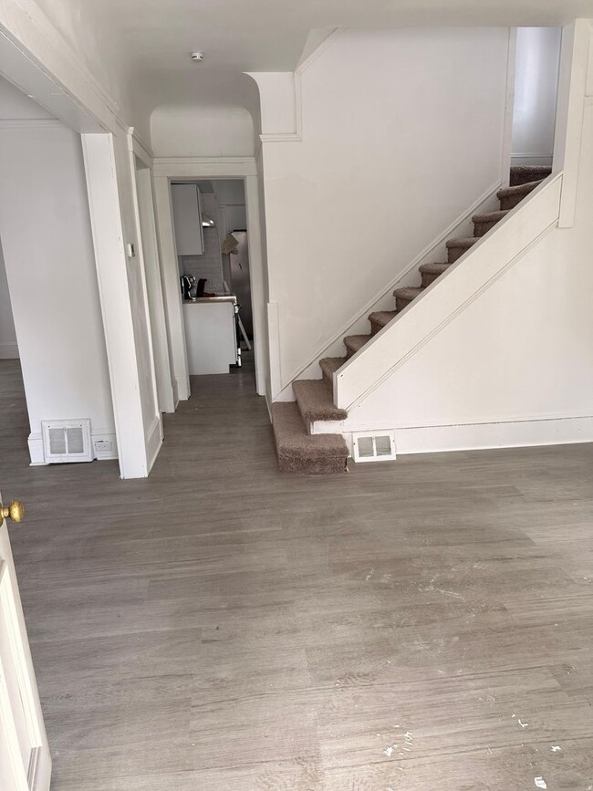 Building Photo - 10814 Hull Ave