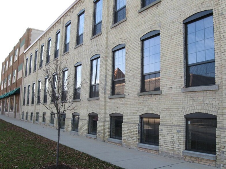 Scrap Yard Lofts - 146 S River Ave