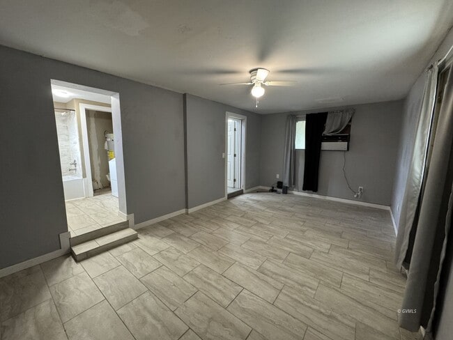 Building Photo - 419 E 7th St