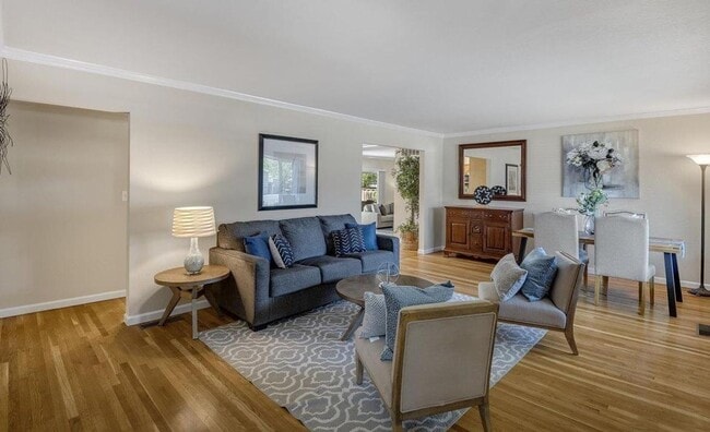 Building Photo - Charming Silvergate Home with Stunning Bac...