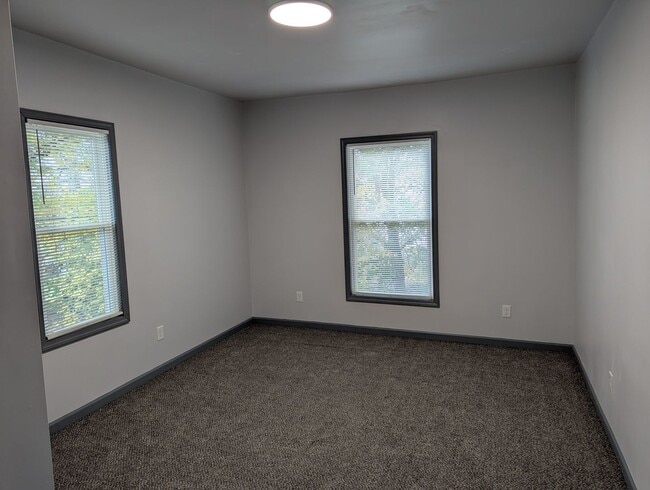 Building Photo - 473 Walnut St