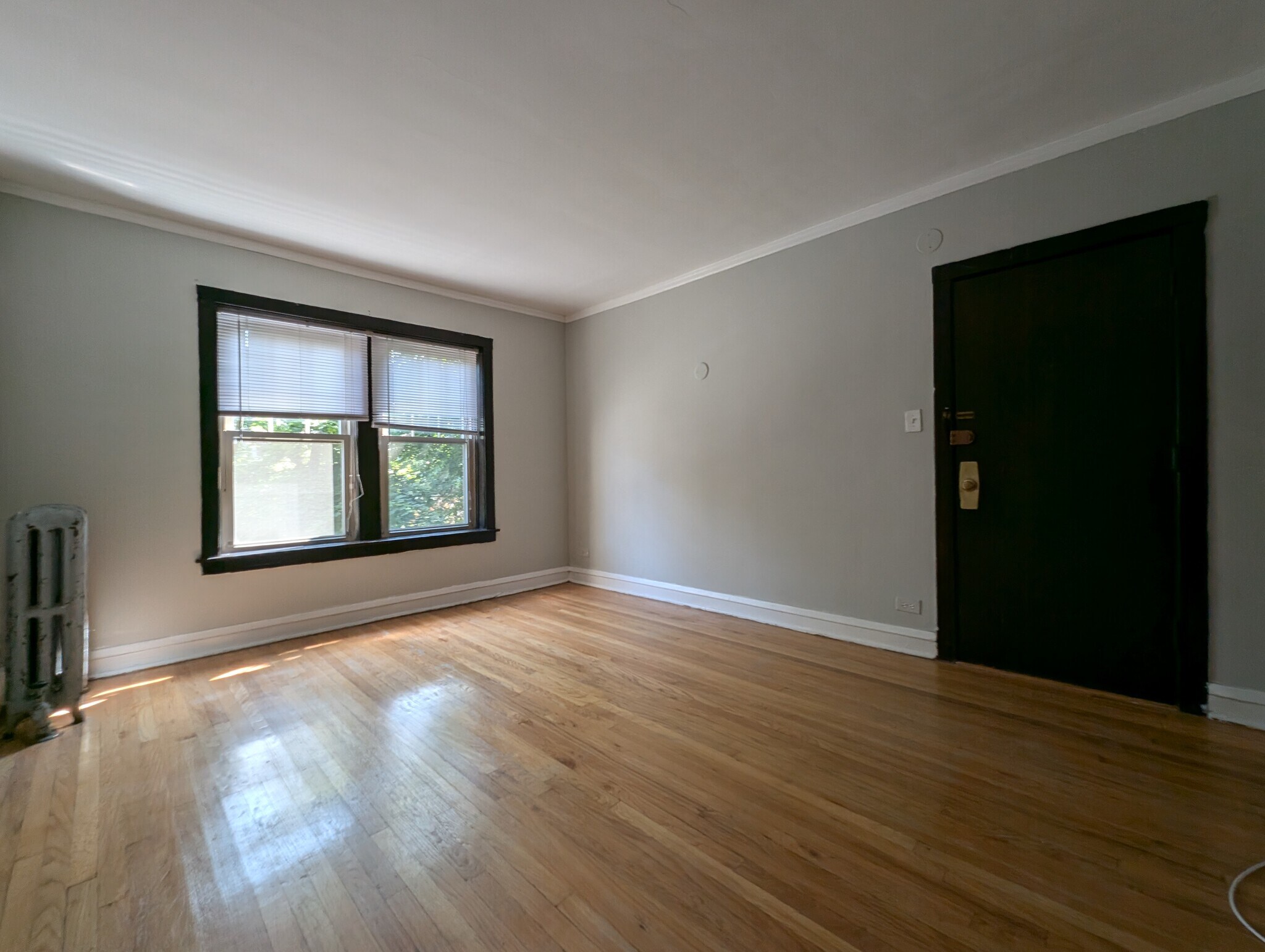 Building Photo - 2122 W Ainslie St
