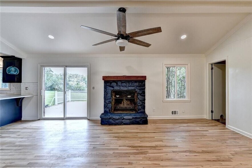 Building Photo - 6085 Glenridge Dr