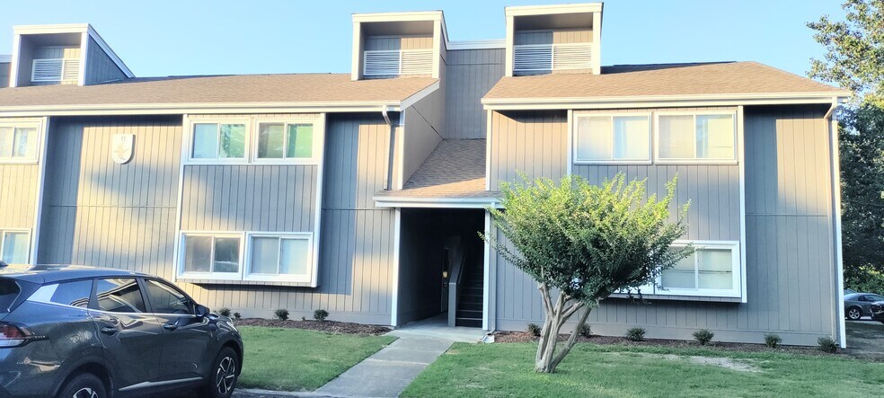 Building Photo - 10301 N Kings Hwy