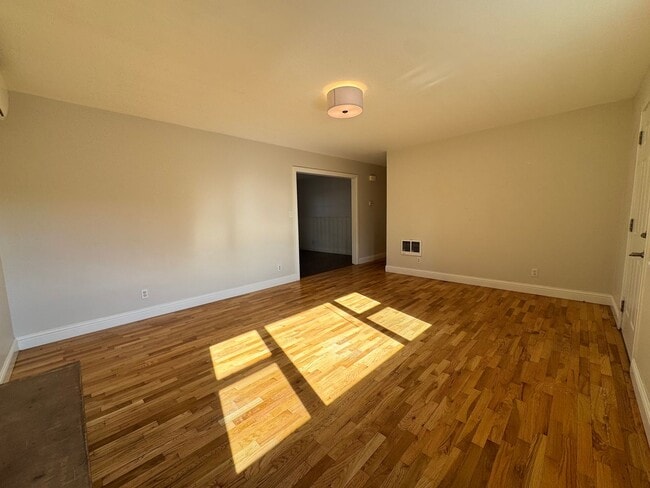 Building Photo - FOR RENT: UNFURNISHED: - Super Sweet Cottage style home in Midtown Bend.