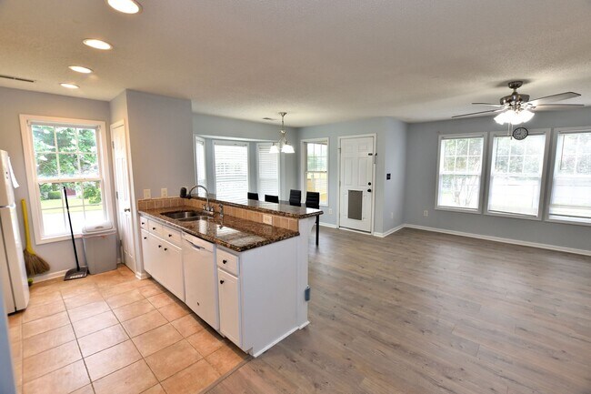 Building Photo - 496 Carnation Ct