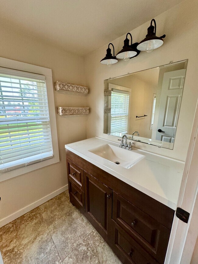 Building Photo - 129 Laurel Rd