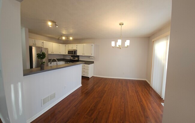 Building Photo - 3910 Old Elm Dr SE