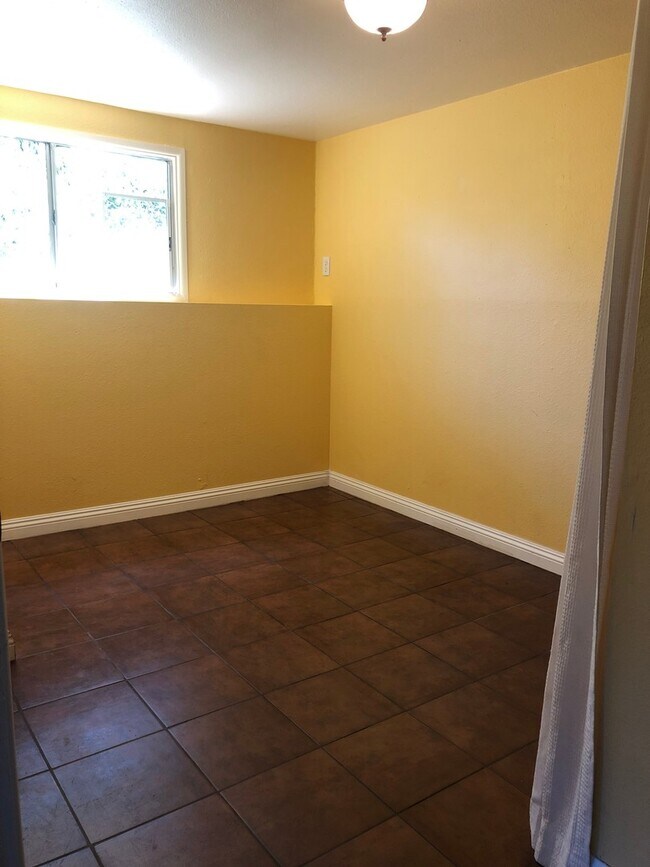 Building Photo - Country Charm In The City!