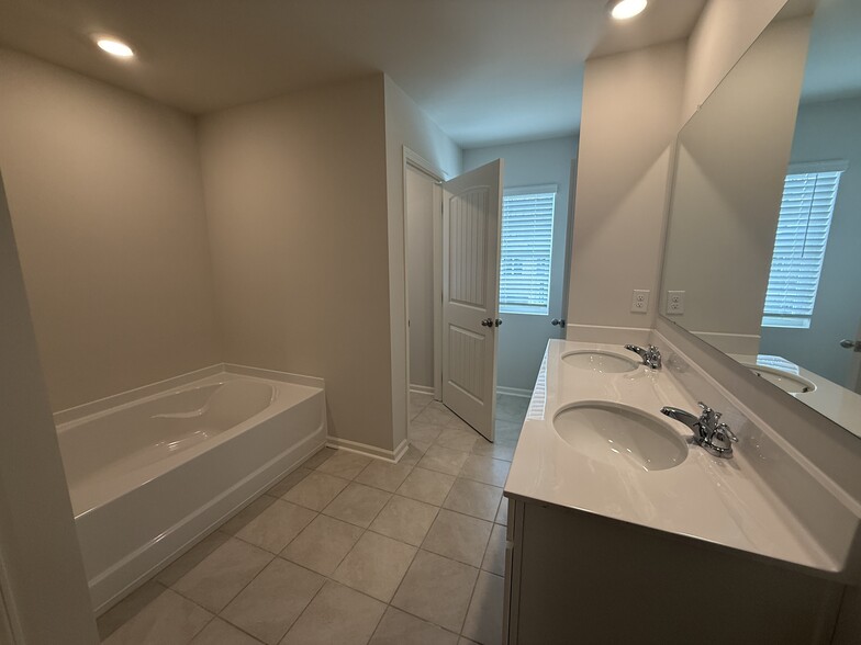 Master Bathroom - 3171 Greyton Dr