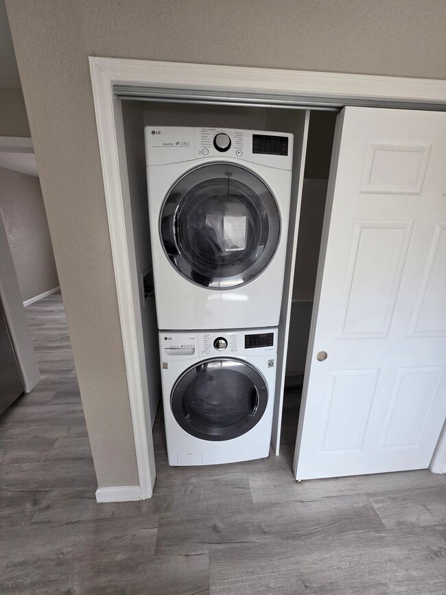 Building Photo - 2 Bedroom Apartment Available Near Regis!