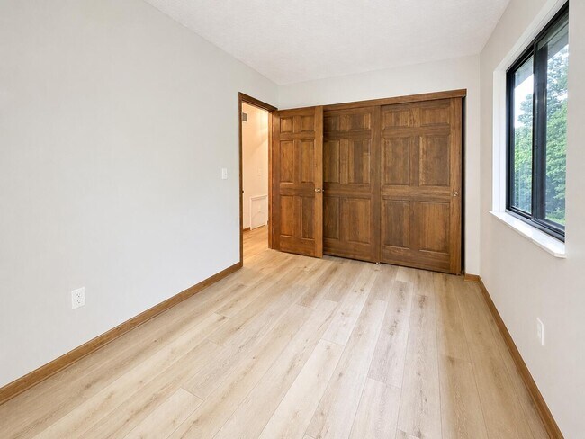 Building Photo - 564 Glenside Ln