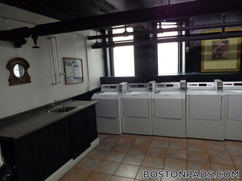 Building Photo - 121 Park Dr