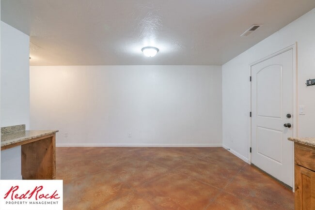 Building Photo - End Unit, DOG-FRIENDLY 3 Bedroom Townhome ...