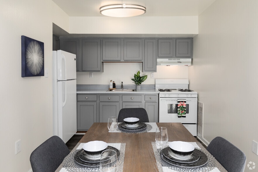 2BR,1BA - 965SF - Dining - Oaks at Oxon Hill