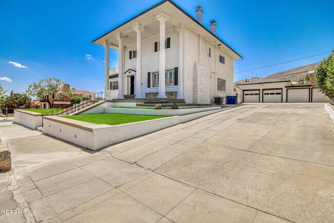 Building Photo - 1701 Elm St