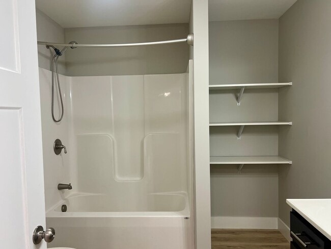 Building Photo - Beautiful home 3 minutes from ETSU!