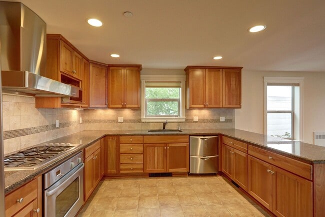Building Photo - Grand 4 bedroom /2.5-bathroom Townhome w/ Sweeping Views of Lake Union & Cascades!