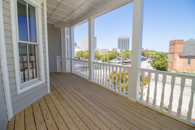Building Photo - Luxury Living in the Heart of Downtown Col...