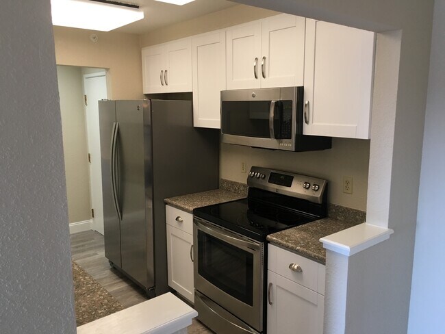 Kitchen w Appliances - 930 Mission Rd