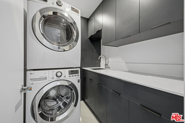 Building Photo - 6390 Quebec Dr