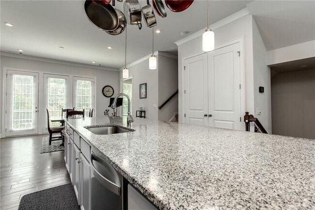 Building Photo - Large 3 Bedroom Luxury Townhome on Silver ...