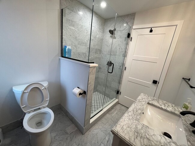 Building Photo - Dennison Ave 866-868 CR