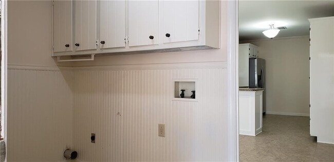 Building Photo - 4083 Deerbrook Way SW