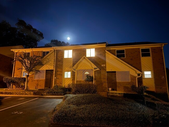 Building Photo - 3207 Shamrock St E