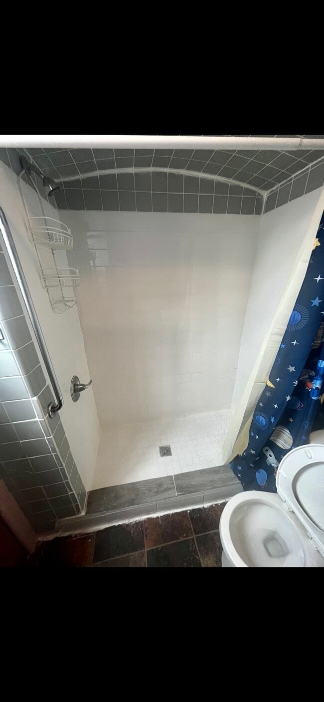 shared bathroom - 906 Summit Ave