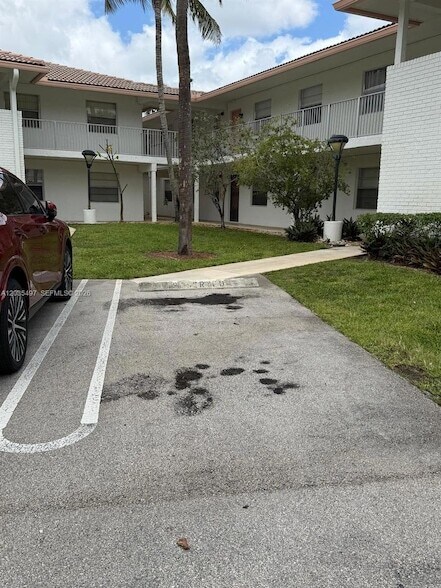 Building Photo - 8443 Royal Palm Blvd