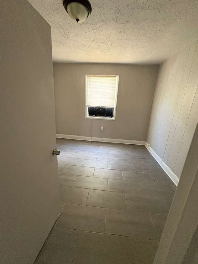 Building Photo - Spacious Home Available in Tampa! 5bed | 2baths
