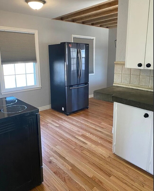 Building Photo - Well Maintained 4 Bedroom Home with Beautiful Yard, Kennewick, WA $2,150/month