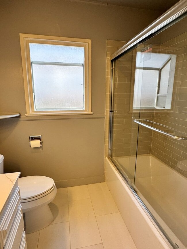 Building Photo - Charming 2-Bedroom Home with Fireplace, Backyard & Garage in Lakewood