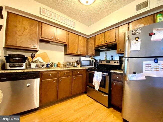 Building Photo - 5200 Hilltop Dr