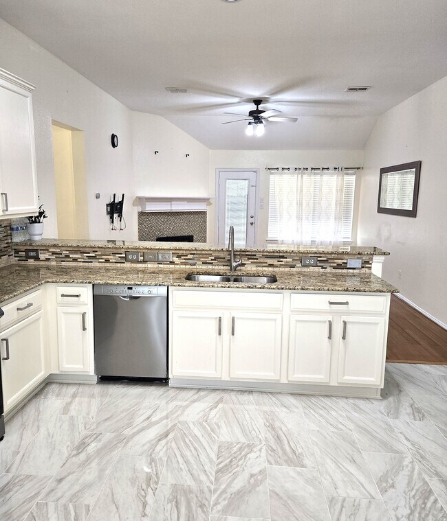 Building Photo - 5705 Seneca Dr