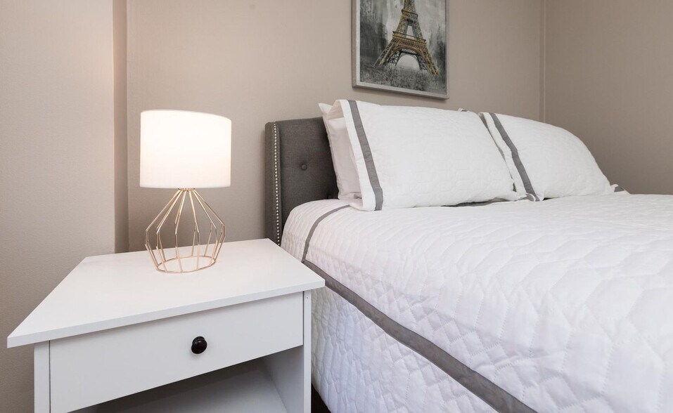 Building Photo - 240 E 81st St