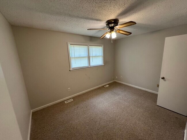 Building Photo - Updated Two Bedroom Townhome
