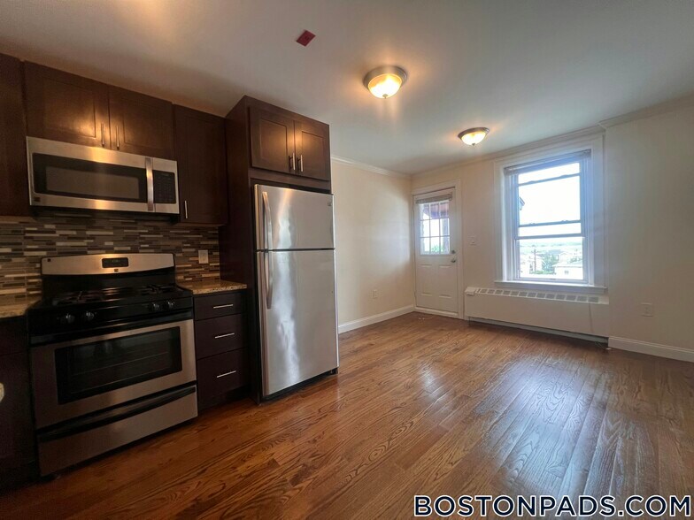 Building Photo - 286 Revere St