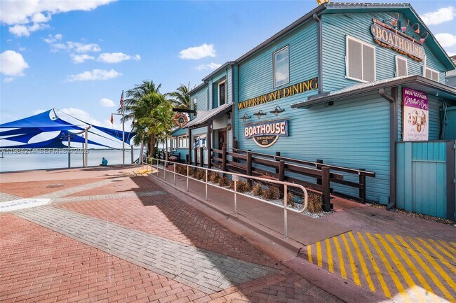 Building Photo - 669 NE Plantation Rd