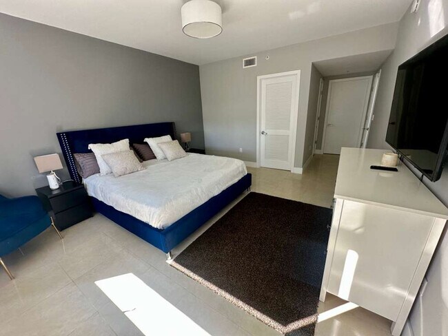 Building Photo - 3250 NE 1st Ave