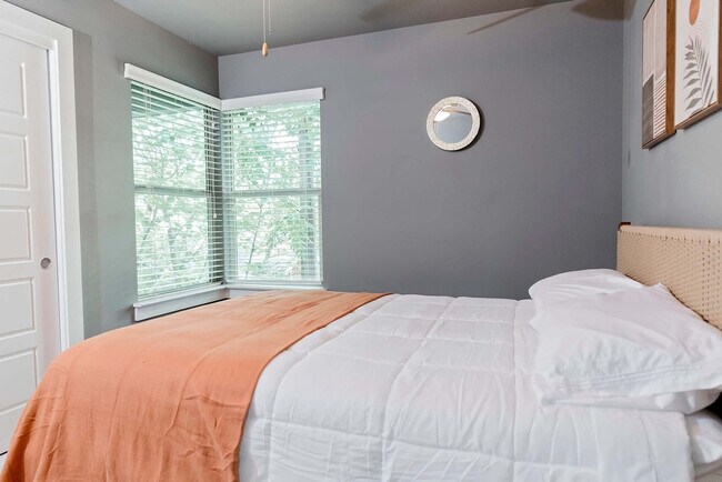 Building Photo - 2002 Rosewood Ave